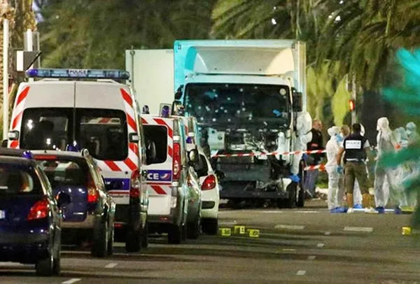 Khủng bố lao xe tải vào đám đông ở Pháp, 84 người chết ảnh 9